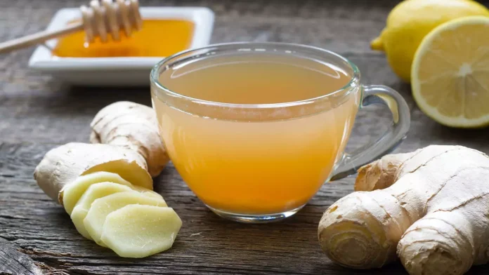 Beneficios de beber té de jengibre a diario Una taza de té caliente con rodajas de jengibre fresco y limón, ilustrando los beneficios del té de jengibre para la salud.