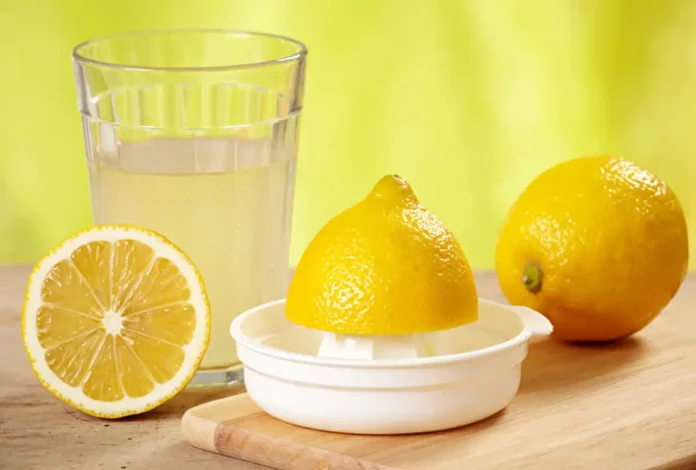 Remedios para recuperar el ácido clorhídrico Un vaso de agua con limón, uno de los remedios naturales que explican cómo recuperar el ácido clorhídrico del estómago.