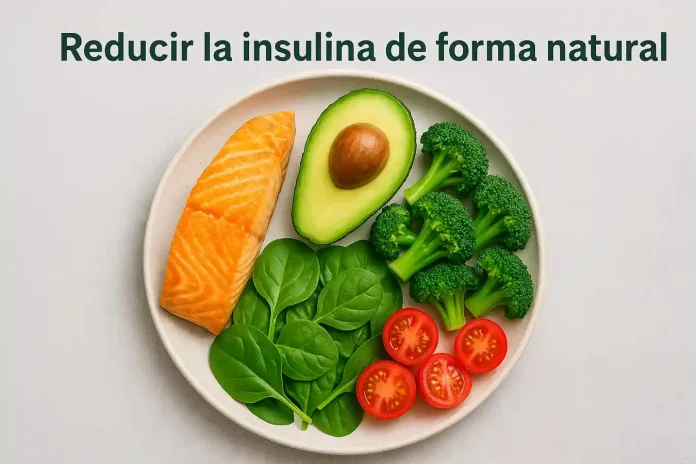 Alimentos para reducir la insulina y la resistencia Un plato con alimentos saludables como salmón, aguacate y verduras, que explican cómo reducir la insulina del cuerpo de forma natural.