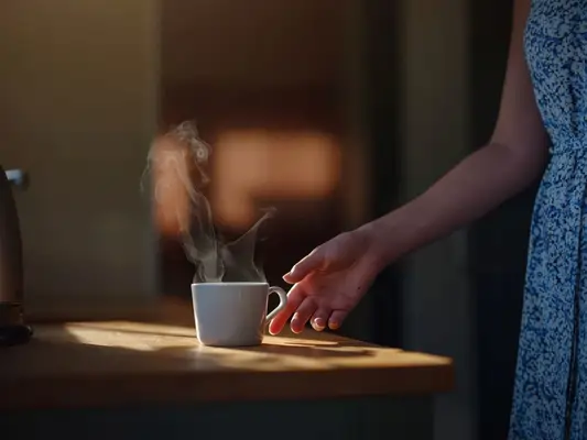 El té más fuerte para un sueño profundo y reparador Una taza de infusión caliente en una mesita de noche, ilustrando cuál es el té más fuerte para dormir y relajarse antes de acostarse.