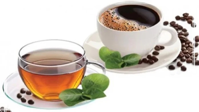 Una taza de té matcha verde vibrante junto a una taza de café con leche.