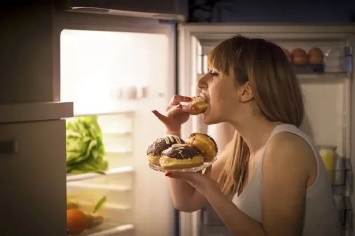 ¿Por Qué Tengo Tanta Hambre por la Noche? Las 5 Razones Ocultas y Cómo Solucionarlo