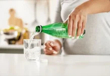 ¿Es Bueno Beber Agua con Gas a Diario? Mitos y Verdades