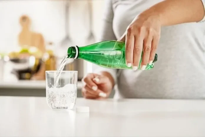 ¿Es Bueno Beber Agua con Gas a Diario? Mitos y Verdades